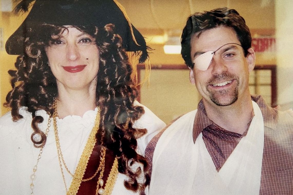 Josée en costume de pirate, perruque bouclée et bicorne, avec un homme à cache-œil.